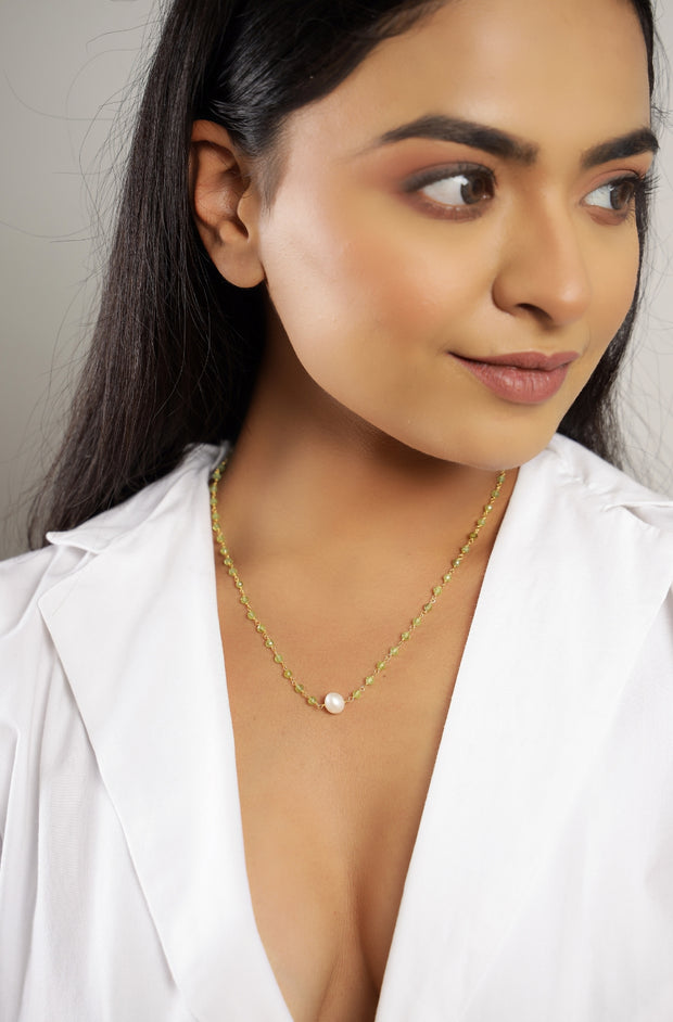 Pure silver with 18k gold plating with real pearl in center and Natural Peridot stone chain