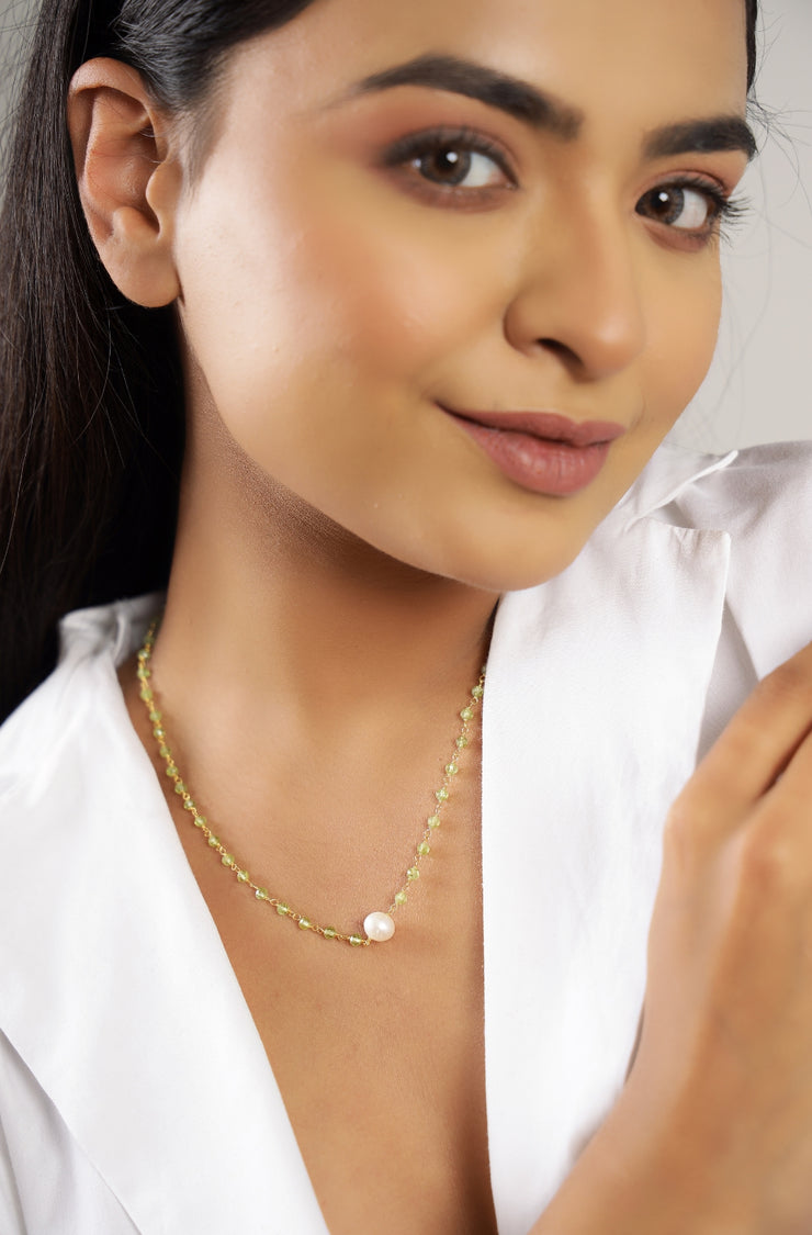 Pure silver with 18k gold plating with real pearl in center and Natural Peridot stone chain